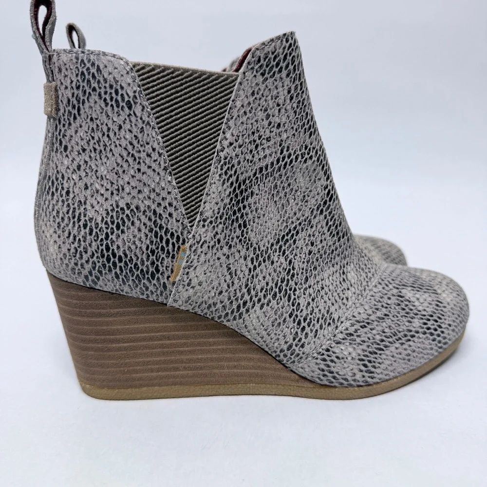 TOMS Lomas Wedge Booties Grey Snakeskin Embossed Ankle Boots  Womens 7